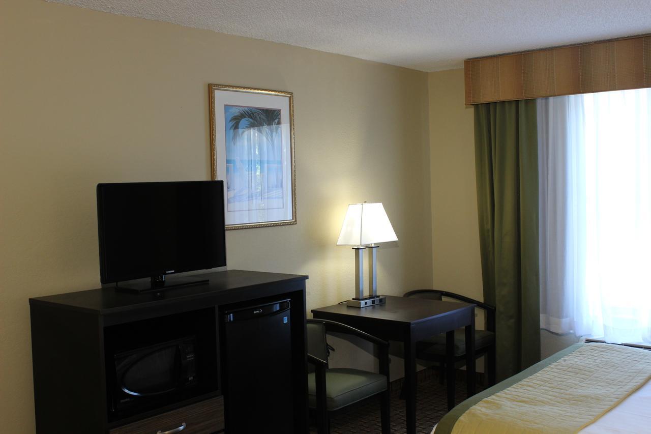 Baymont By Wyndham Fort Myers Airport Esterno foto